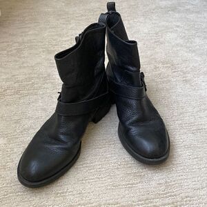 Women’s Nine West Hanzil Pebbled Black Leather Ankle Boots, Size 7M